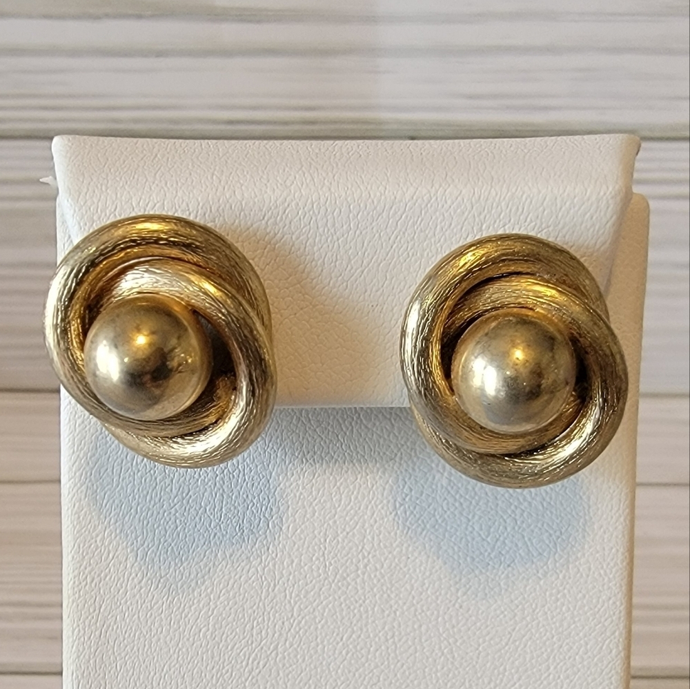 Vintage Signed Kramer Gold Tone Swirl Dome Clip On Earrings
